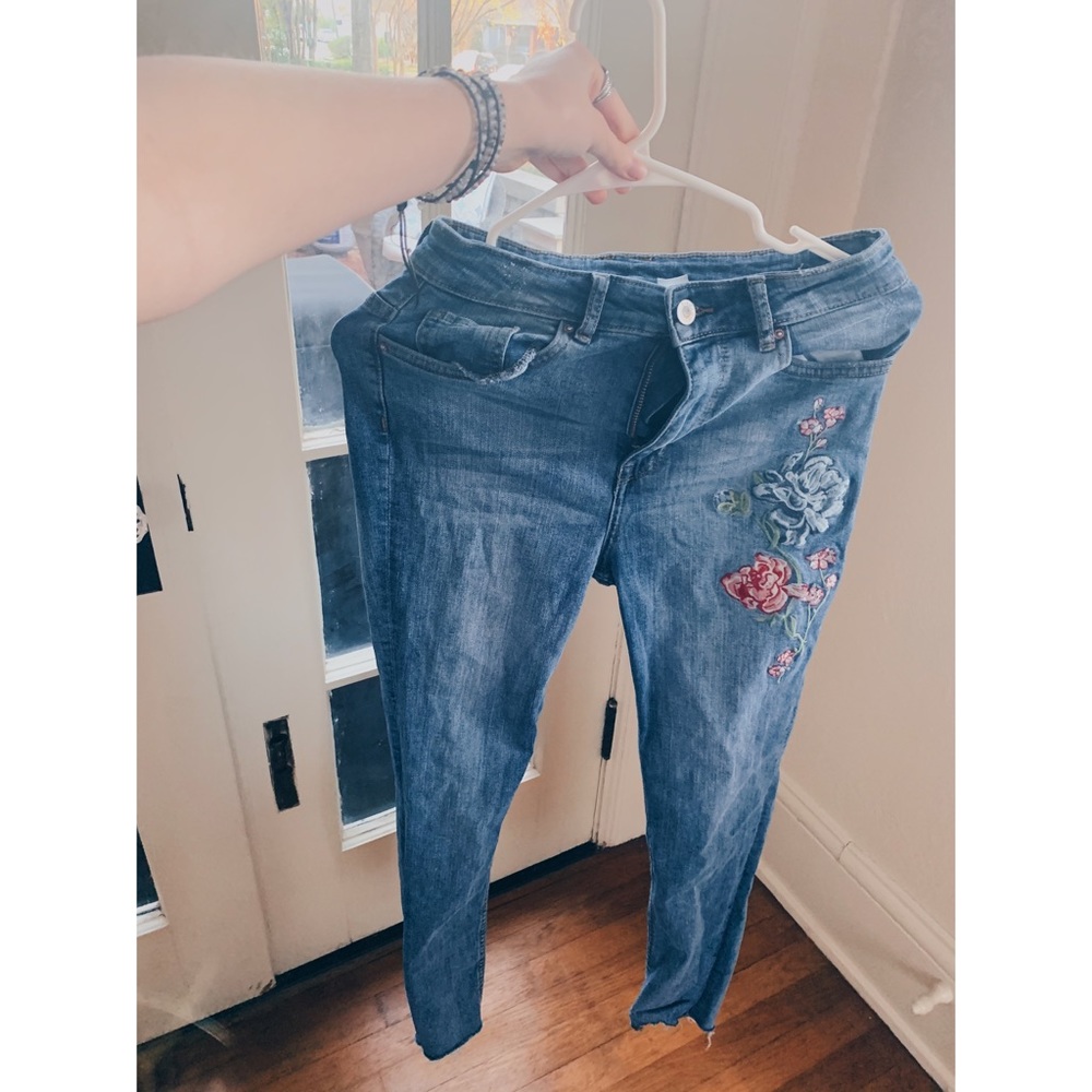 DENIM JEANS WITH FLORAL EMBROIDERY// SIZE 8